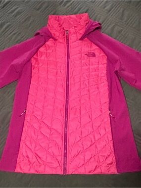 The North Face thermoball Hybrid hoodie Jacket size medium